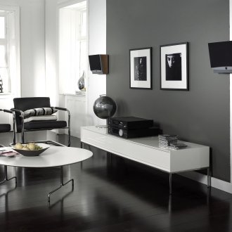 Ο συνδυασμός λευκής και μαύρης ταπετσαρίας στο εσωτερικό του καθιστικού