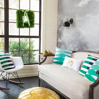 Μικρός ξύλινος καναπές