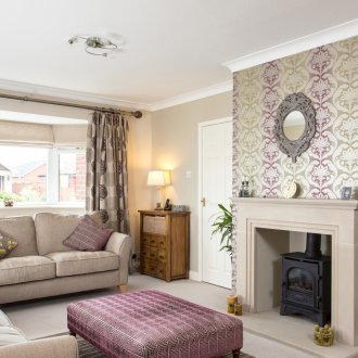 Ο συνδυασμός απλής ταπετσαρίας και διακοσμημένης ταπετσαρίας στο εσωτερικό του καθιστικού