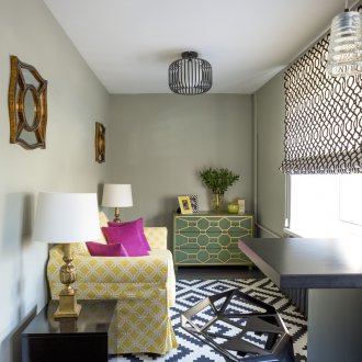 Μικρός καναπές σε ένα μικρό σαλόνι