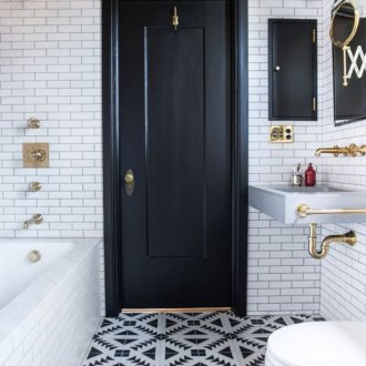 Μαύρες πλαγιές πόρτας