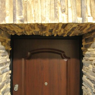 Πέτρινη πόρτα με κλίση