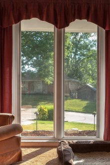 Κουρτίνες Βουργουνδίας με λυγαριά για το σαλόνι