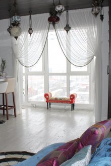 Διαφανείς λευκές κουρτίνες από το καθιστικό