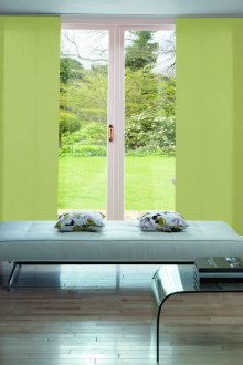 Τρεις χρωματιστές συρόμενες κουρτίνες για το σαλόνι