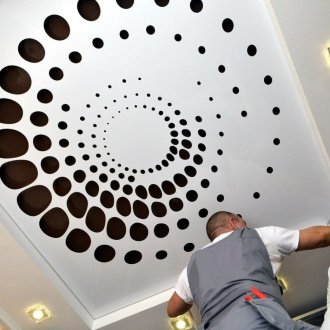 Τοποθετώντας μια σκαλιστή οροφή τέντωμα