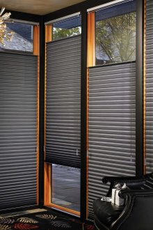 Μαύρες ασυνήθιστες κουρτίνες για το εσωτερικό της αίθουσας