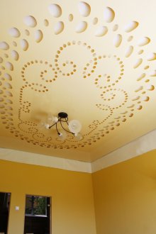 Κομψή κίτρινη οροφή