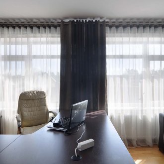 Ανοιχτές μαύρες κουρτίνες στα περιβραχιόνια για το σαλόνι