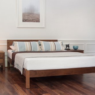 Στερεό κρεβάτι καρυδιάς στο εσωτερικό