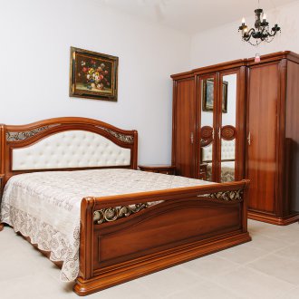 Κρεβάτι καρυδιά με μεταλλική διακόσμηση