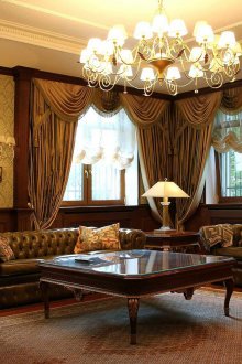 Καφέ κουρτίνες με λαμπρέκια σε ένα κλασικό εσωτερικό καθιστικό