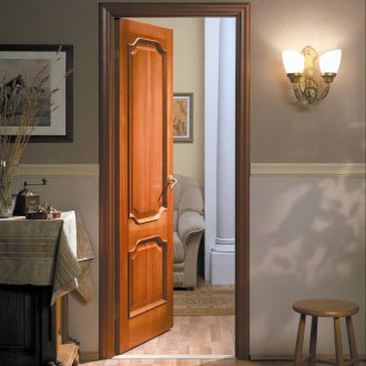 Πόρτα με φύλλα στο εσωτερικό