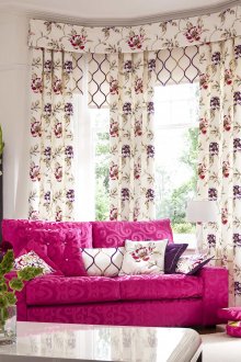Φωτεινό floral κουρτίνες με lambrequin στο σαλόνι