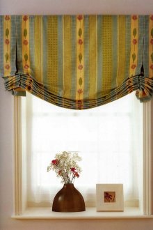 Κομψές κουρτίνες για τη διακόσμηση των παραθύρων στο σαλόνι