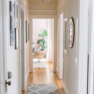 Πολυέλαιος με τη μορφή λουλουδιού στο διάδρομο