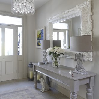 Πολυέλαιος στο εσωτερικό του διαδρόμου