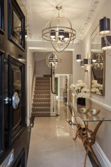 Μεταλλικός πολυέλαιος στο διάδρομο