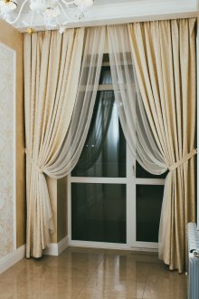 Χαριτωμένες μπεζ κουρτίνες για το σαλόνι με μπαλκόνι