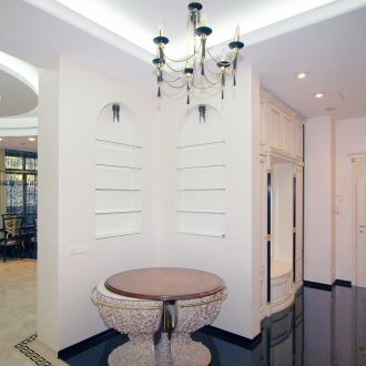 Πολυέλαιος με κεριά στο διάδρομο