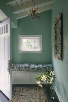 Πολυέλαιος στο διάδρομο ενός εξοχικού σπιτιού