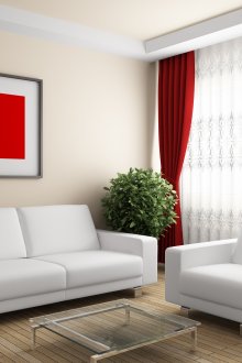 Κόκκινες κουρτίνες στο ήρεμο εσωτερικό του καθιστικού