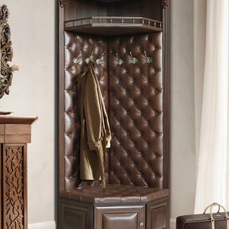 Γωνιακό διάδρομο με κρεμάστρα.