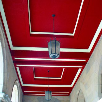 Κόκκινη οροφή στο διάδρομο