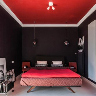 Κόκκινη οροφή στο υπνοδωμάτιο