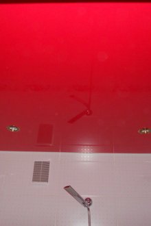 Κόκκινη οροφή στο μπάνιο