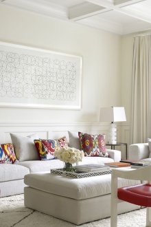 Λευκές κουρτίνες σε φωτεινό σχεδιασμό σαλόνι