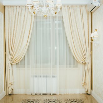 Κομψές μπεζ κουρτίνες με σχέδιο στο σαλόνι