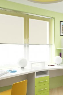 Πίνακας για ένα παιδί κοντά στο παράθυρο