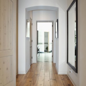 Ξύλινο πάτωμα στο διάδρομο