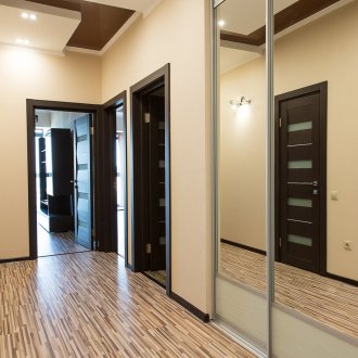 Τραπέζι από πολυεπίπεδο στο διάδρομο