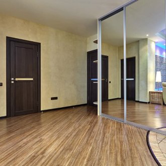 Σε παλαιά ελασματοποιημένα δάπεδα στο διάδρομο