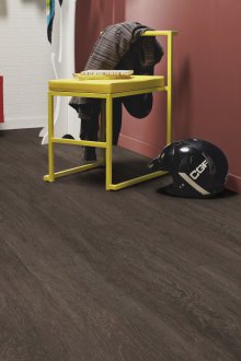 Σκούρο πολυστρωματικό υλικό στο διάδρομο