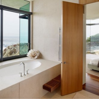 Θυρωμένη πόρτα μπάνιου