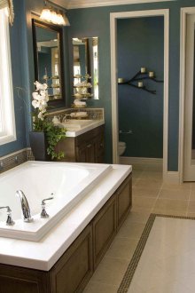 Στενή πόρτα μπάνιου