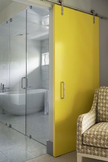 Κίτρινη πόρτα μπάνιου