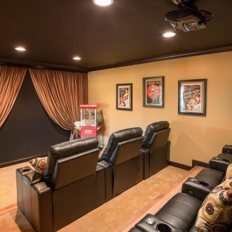 Καφέ οροφή σε οικιακό κινηματογράφο