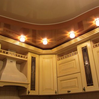 Καφέ διπλή οροφή στην κουζίνα