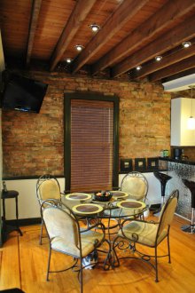 Καφέ ξύλινη οροφή σε στυλ χώρας