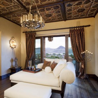 Καφέ κεραμίδι στην οροφή στο σαλόνι