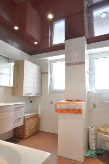 Καφέ οροφή στο μπάνιο