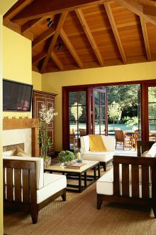 Καφέ οροφή σε εξοχική κατοικία