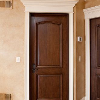 Καφέ πόρτα σε κλασικό στιλ