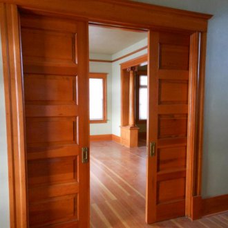 Πόρτα από συμπαγές ξύλο