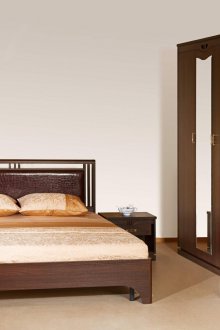 Γυαλιστερό ξύλινο υπνοδωμάτιο