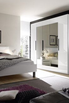 Γυαλιστερό υπνοδωμάτιο στο σπίτι